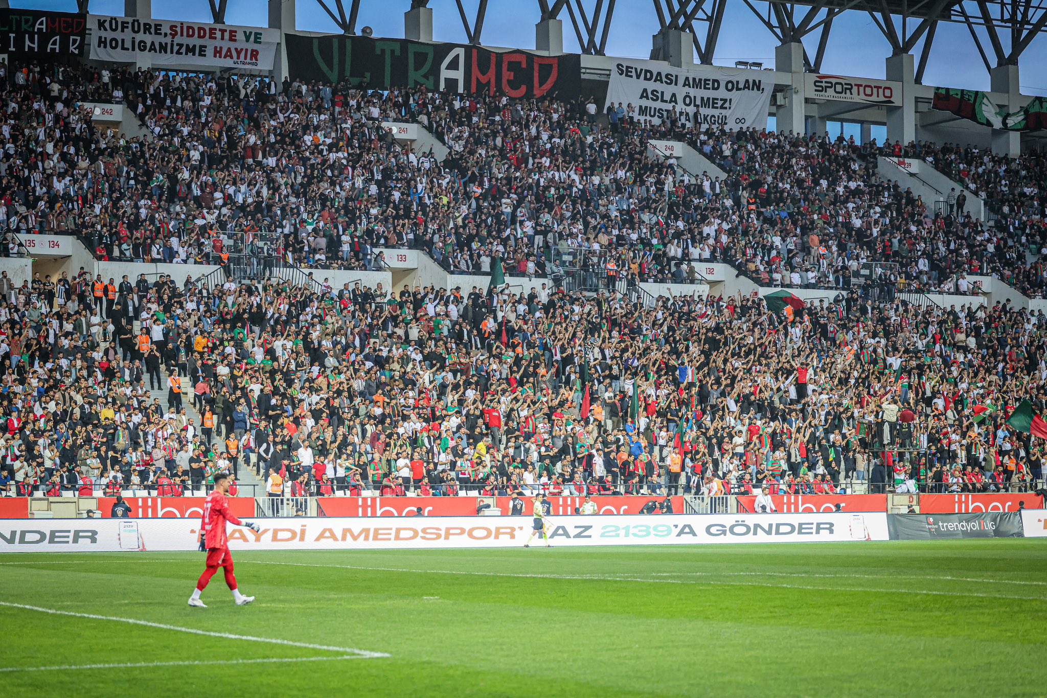 Amedspor: Sportif Başarı ile Toplumsal Tehlikeler Arasında
