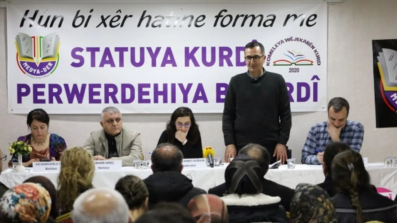 Li Bedlîsê Panela Ziman: “Divê Kurdî Di Her Qadên Jiyanê De Bibe Zimanê Sereke”