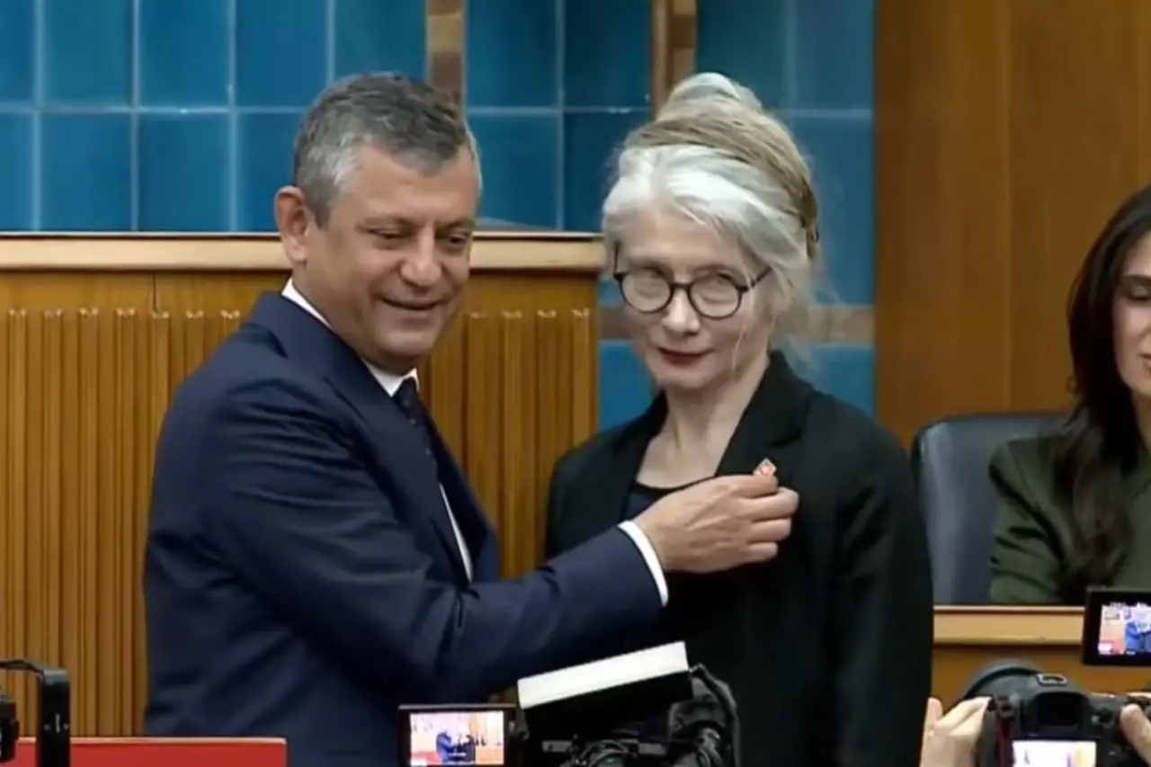 Emine Ülker Tarhan CHP’ye geri döndü: “Mazot 80 lira olmuş, duydum geldim”