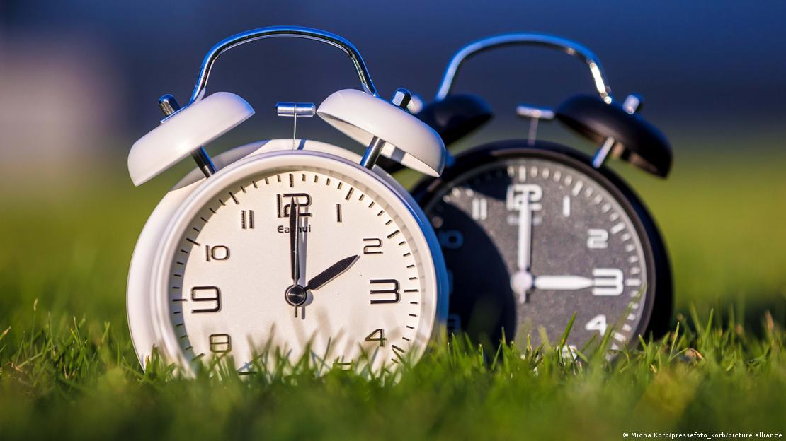 Avrupa’da yaz saati uygulamasına geçildi: Saatler bir saaat ileri alındı
