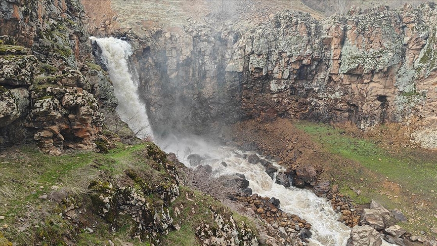 Muş’ta şelaleler daha coşkulu akmaya başladı