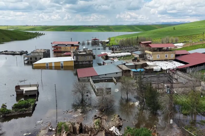 Diyarbakır’da baraj kapakları açıldı: Köy su altında kaldı