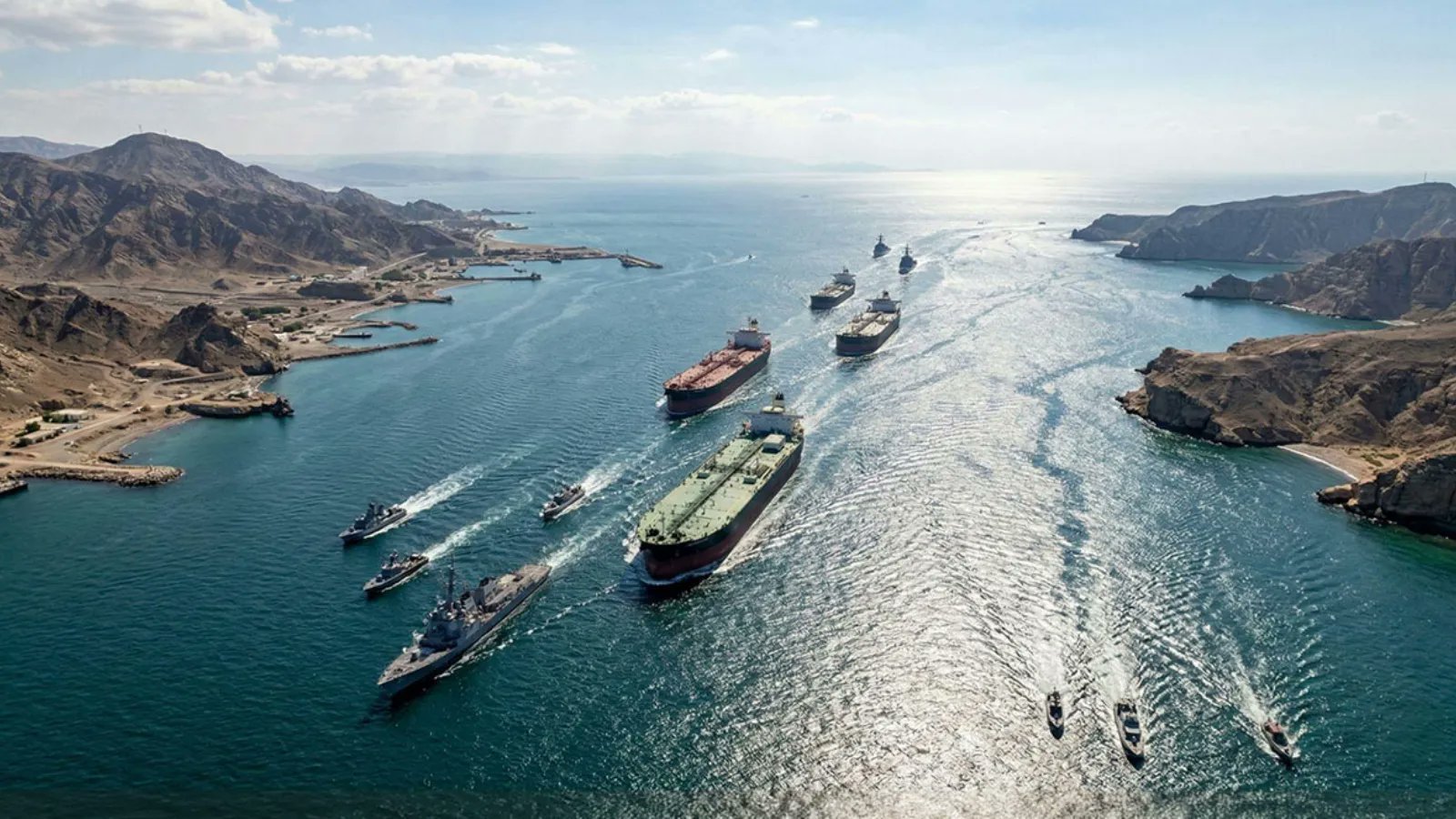 Ateşkesin ardından gözler Hürmüz Boğazı’ndan geçmeyi bekleyen gemilere çevrildi