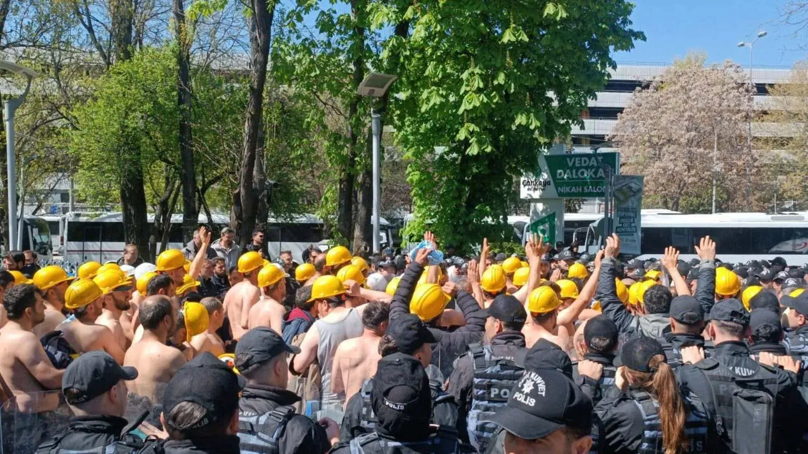 Direnişteki madenciler: Herkesi Yıldız Holding önüne çağırıyoruz