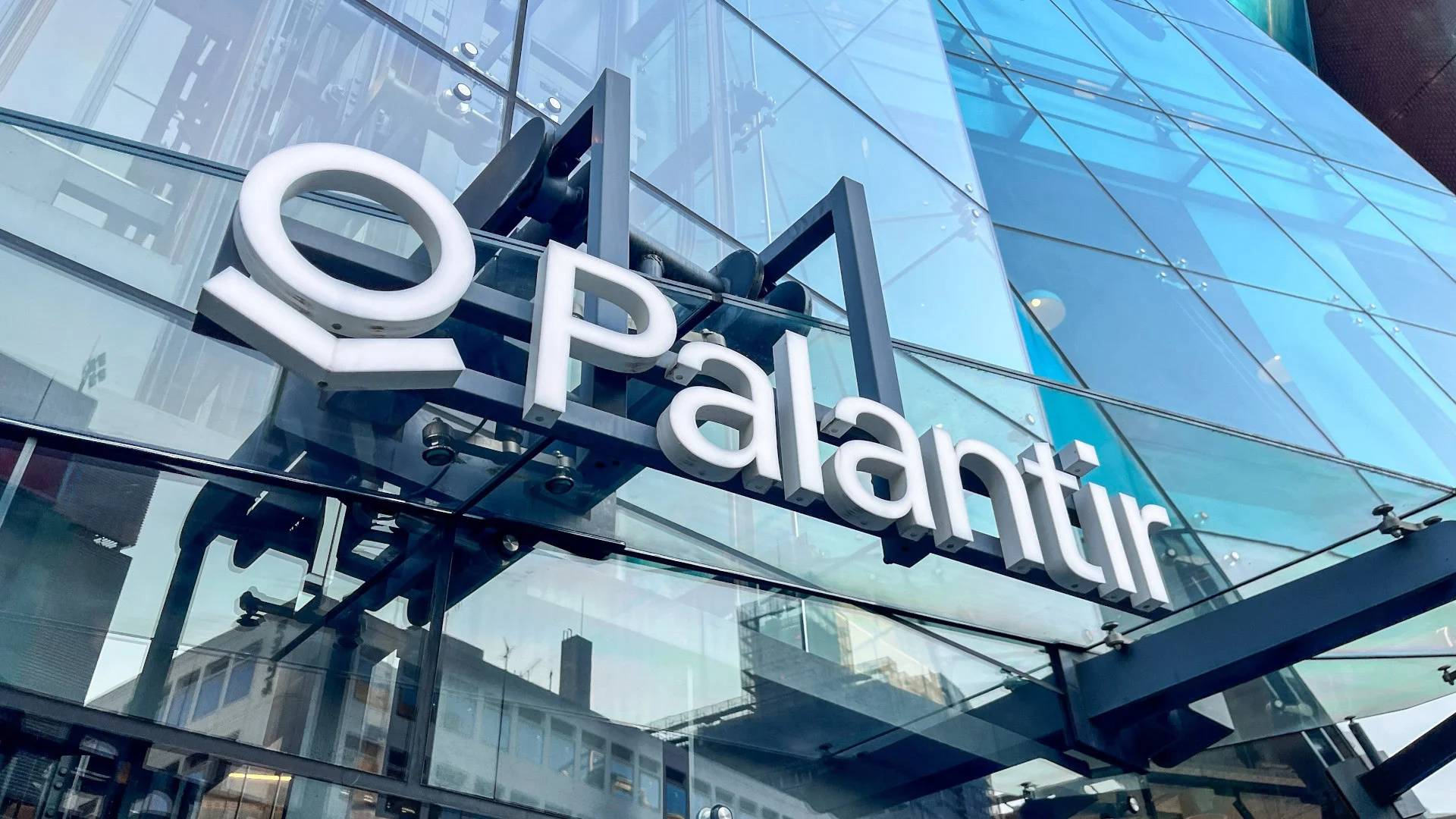 Palantir: Yapay zeka temelli silahlanma kaçınılmazdır