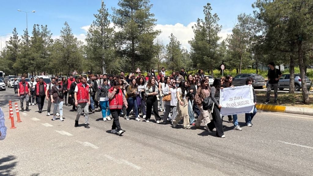 Diyarbakır’da öğrencilerden kadın cinayetlerine karşı yürüyüş: “Şüpheli ölümler aydınlatılsın”