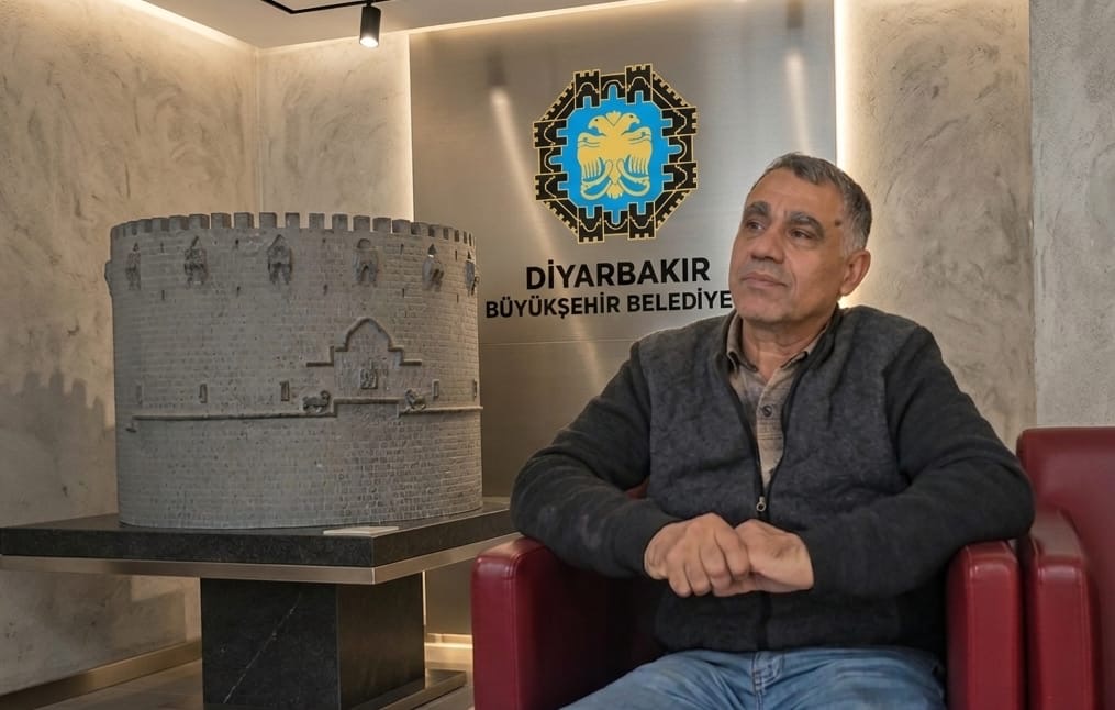 Her Taşa Yüz Anlam: Fesih Gündoğar Sur’un 100 Yıl Önceki Tarihini Yaşatıyor