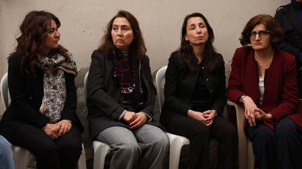 Figen Yüksekdağ’ın acı günü: Kardeşini son yolculuğuna uğurladı