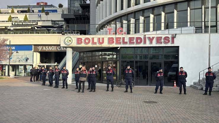 Bolu Belediyesi’ne gece operasyonu: 3 gözaltı