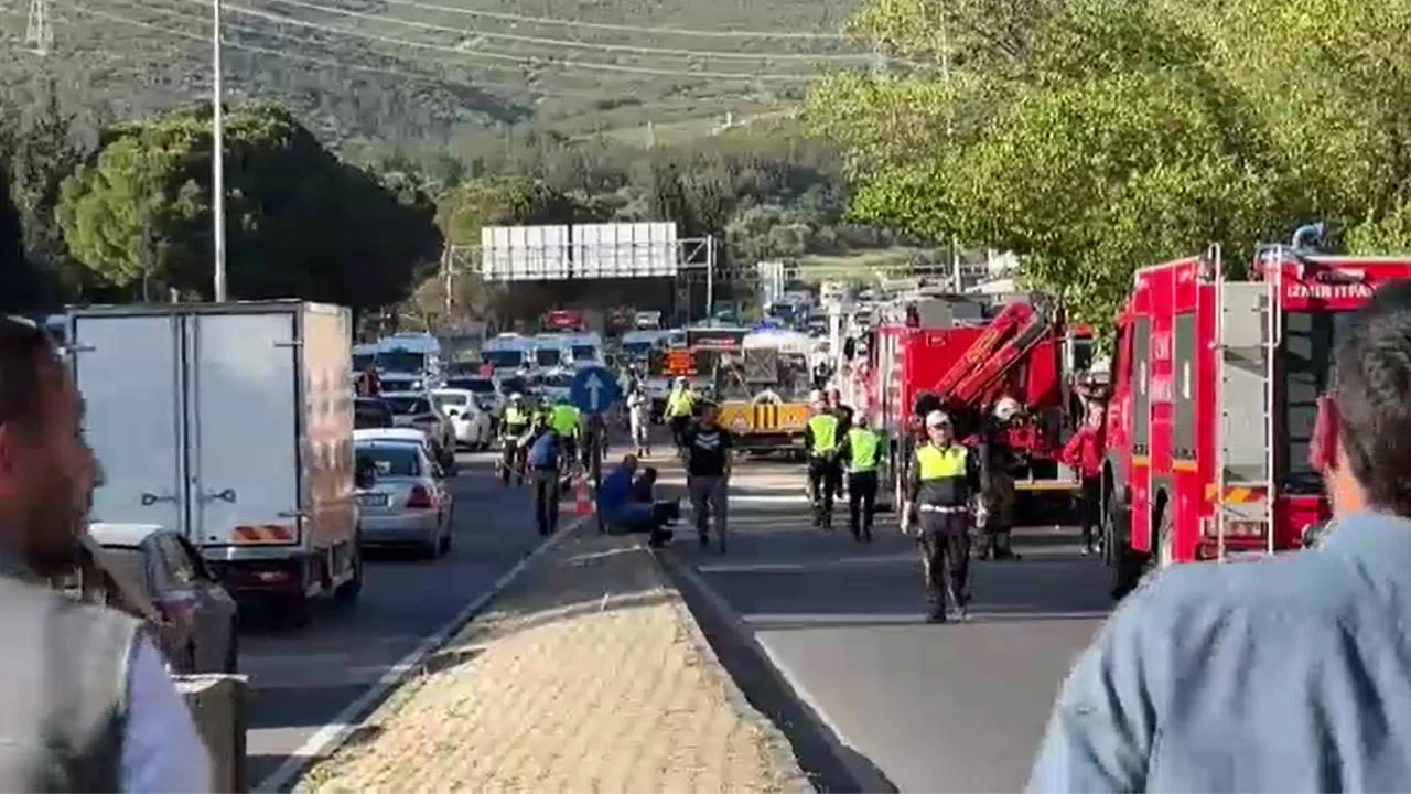 İzmir’de kontrolden çıkan tır dehşeti: Karşı şeride daldı, 3 can kaybı