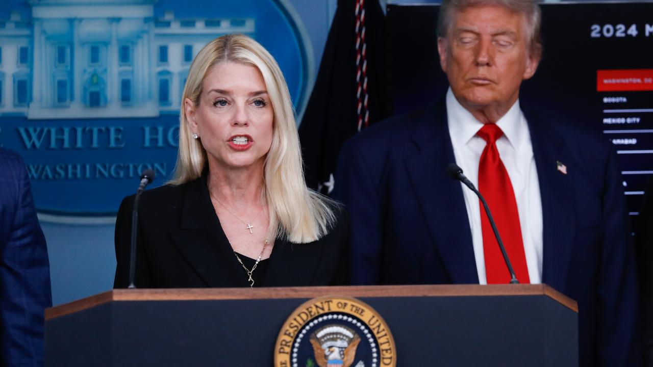 Trump, Adalet Bakanı Pam Bondi’yi görevden aldığını duyurdu