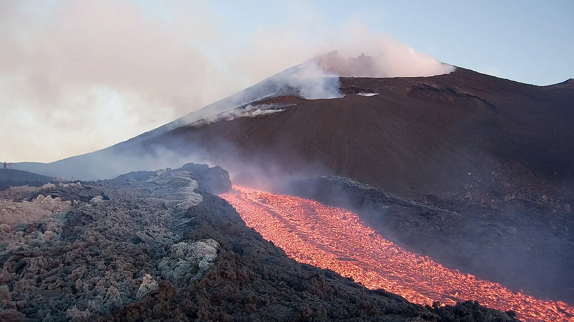 Etna Yanardağı’nın yeni bir volkan türü olabileceği tespit edildi
