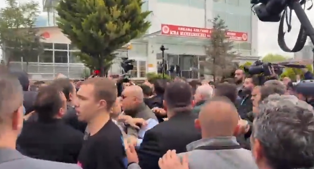 CHP Genel Merkezi önünde gergin bekleyiş: Partililer arasında arbede