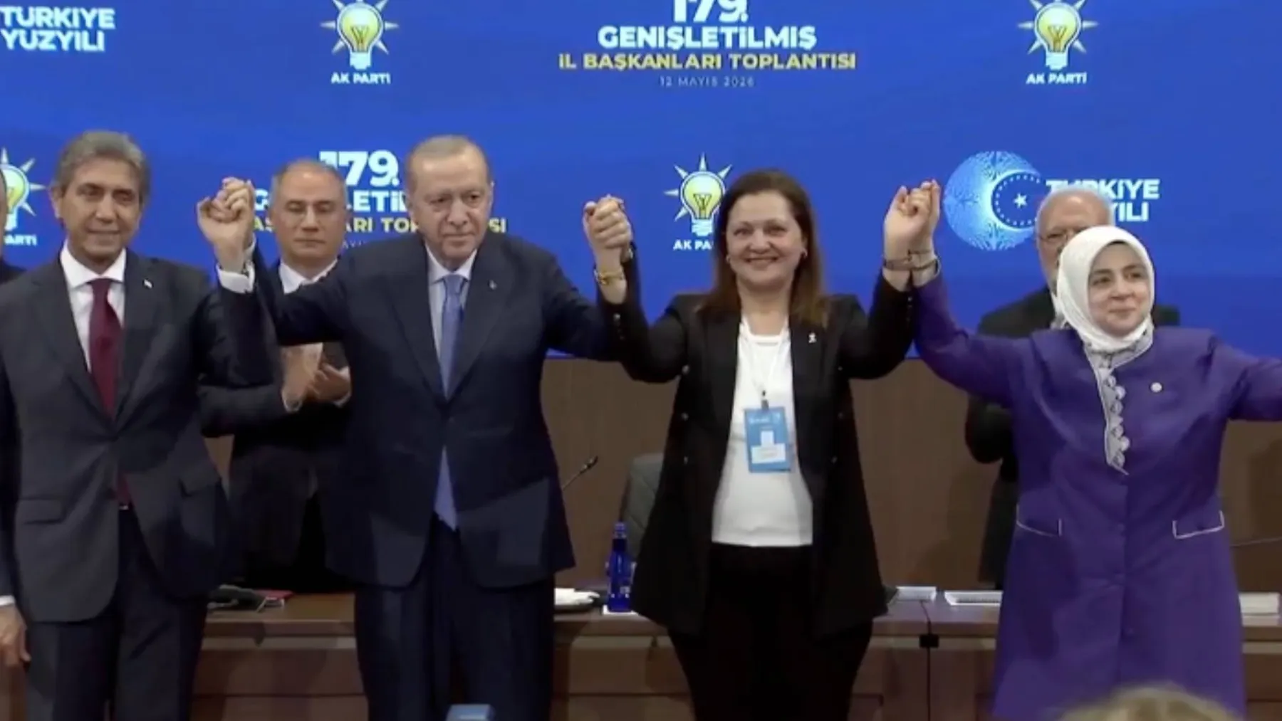 Rozetini Erdoğan taktı: Burcu Köksal AKP’ye katıldı
