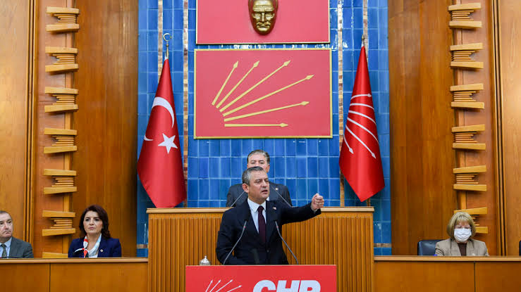 Özel’den sert ekonomi eleştirisi: “Halk eziliyor”