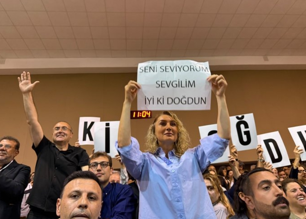 Duruşmada doğum günü sürprizi: İmamoğlu 55 yaşına mahkeme salonunda girdi